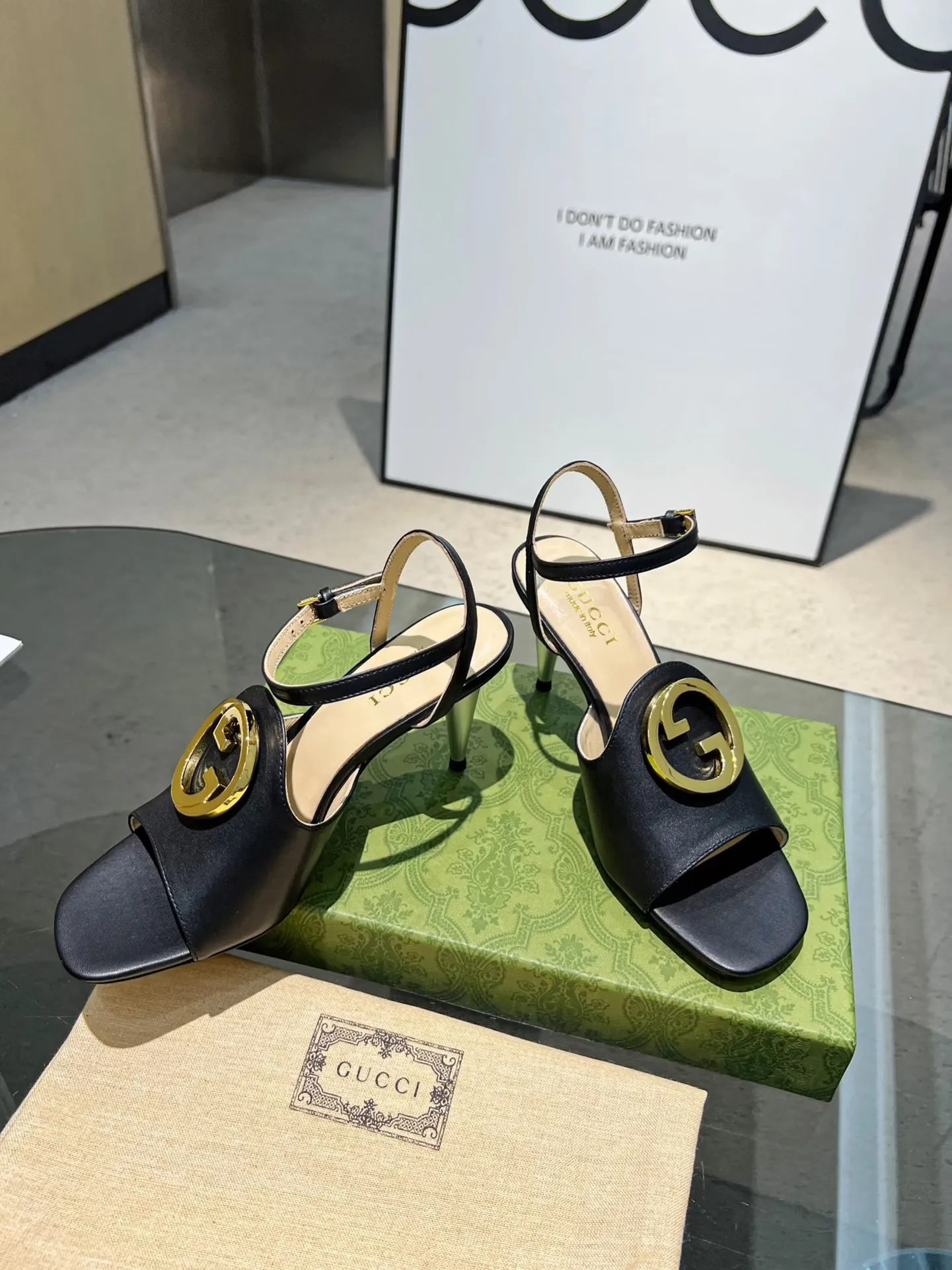 👟👟Ex-factory price 480👟👟 Gucci's new sandals, fashionable, high-end and full of personality✅ Very stable, comfortable and durable on the foot, convenient and unique for daily matching, a must-have classic for summer, the upper uses GUCCI brand metal arc buckle' electroplated silver heels✅ Fabric: cowhide/sheep lining/foot pads: sheepskin leather outsole 👠 Heel height: 8cm Color: black cowhide Size: 35-40 (34, 41 need to be customized) Comes with cloth bag and card.